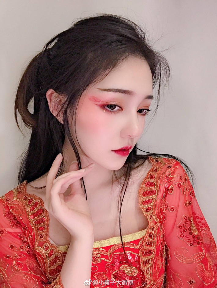 Theo một số nguồn tin, Tiểu Tranh Tử sinh ngày 10/1/1998 tại thành phố Vũ Hán, tỉnh Hồ Bắc, Trung Quốc.