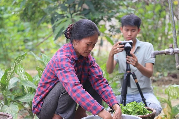 Nét mộc mạc, giản dị, chân chất là những gì có thể thấy được ở người mẹ có bàn tay khéo léo Dương Thị Cường.