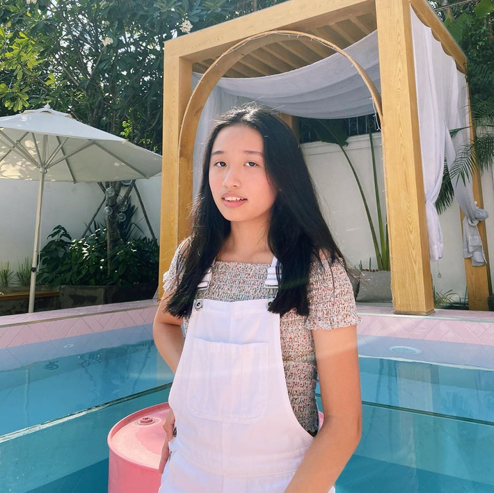 Hiện tại dù đã sang Mỹ sinh sống cùng anh trai nhưng Jenny Huỳnh tiếp tục giữ vững phong độ, đa số các video của cô đều đạt hàng triệu views.
