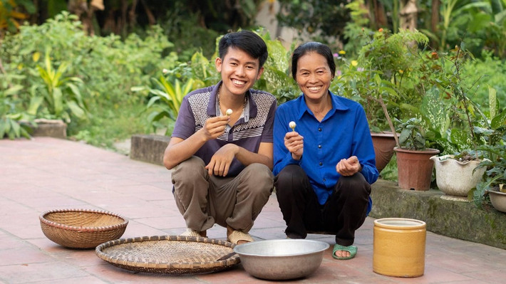Đầu năm nay, video gói bánh chưng của mẹ Cường thậm chí còn được chia sẻ trên fanpage chính thức của YouTube để cả thế giới chiêm ngưỡng.