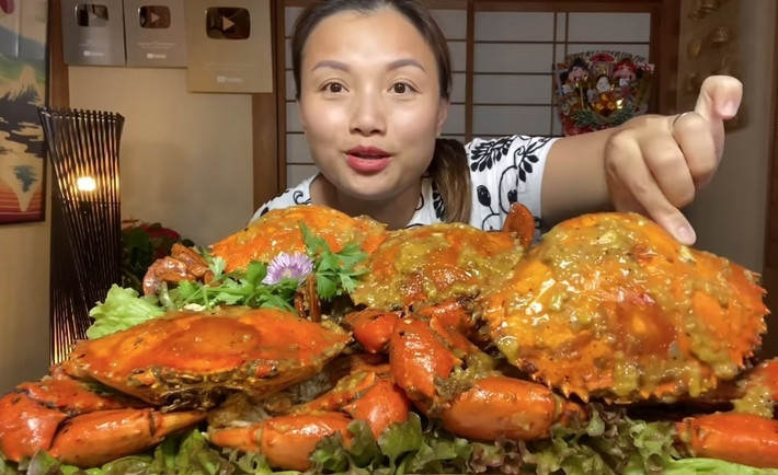 Không hổ danh là nữ YouTuber triệu followers, Quỳnh Trần JP có tốc độ sản xuất video khá năng suất khiến fan hâm mộ sung sướng vì ngày nào cũng được xem vlog do bà mẹ người Việt đăng lên.
