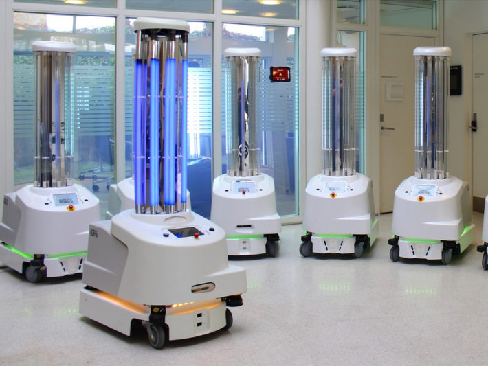 Sau đó, họ gắn hệ thống này vào một bộ khung robot di động do Ava Robotics sản xuất. Cách làm này tạo ra hiệu quả khử khuẩn nhanh chóng cho một khu vực rộng lớn.