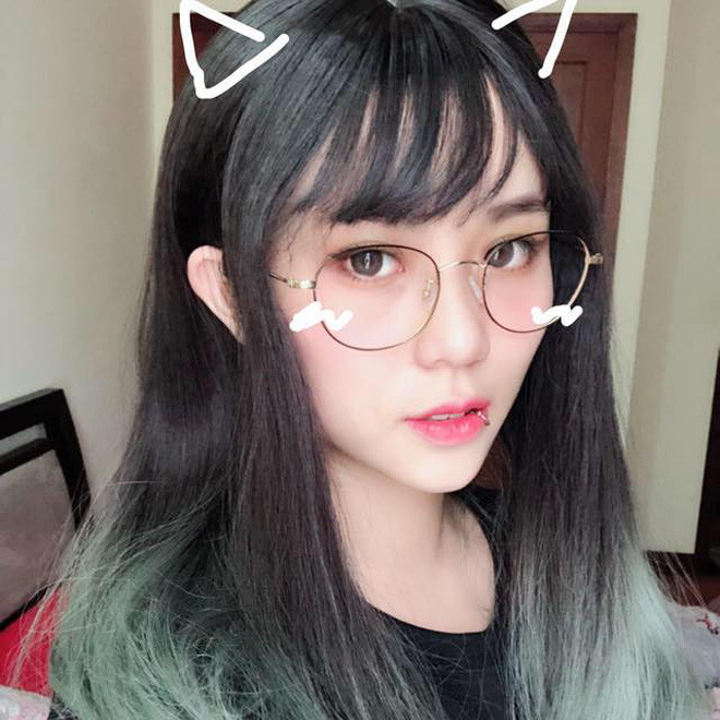 Thường xuyên xuất hiện với những màu tóc nổi bật, thế nhưng khi quay trở lại style điệu đà với tóc dài nhẹ bồng bềnh đơn giản thế này, nhan sắc của MisThy lại một lần nữa ''đốn tim'' fan.