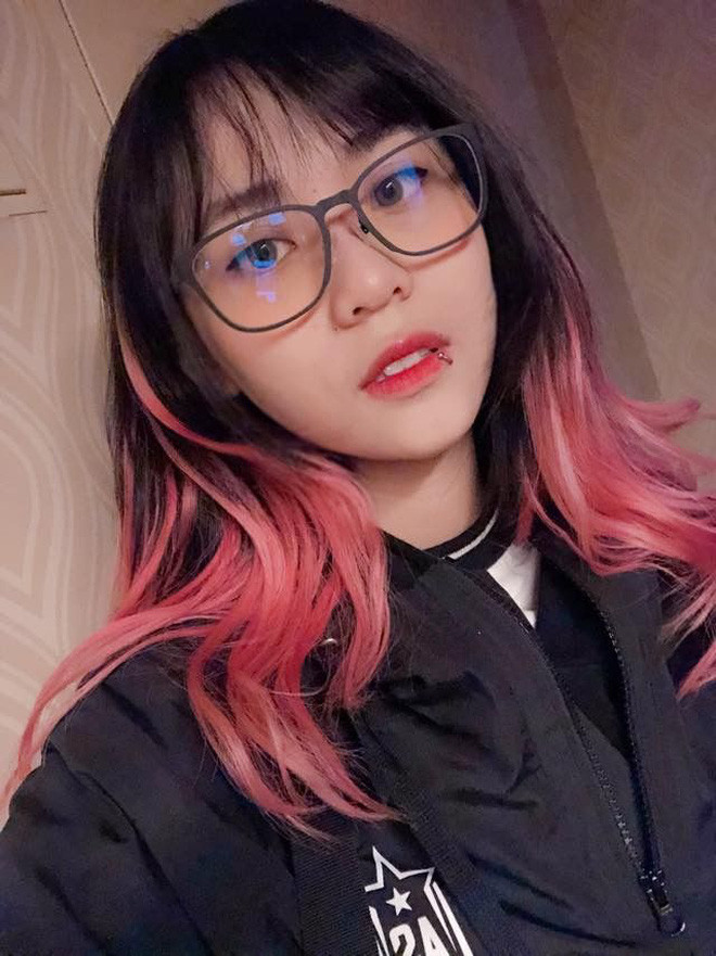 Nữ streamer MisThy không gò bó hình ảnh cá nhân vào một màu tóc nhất định mà thường xuyên chọn cho mình những màu ít người nghĩ tới như ombre xanh lá, ombre hồng, cam, xanh tím, bạch kim...