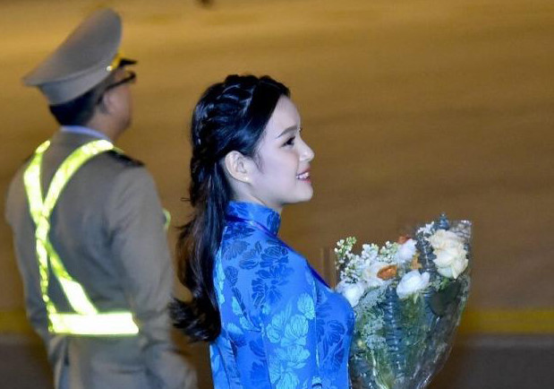 Nữ sinh tặng hoa Tổng thống Mỹ Donald Trump tới Việt Nam dự Hội nghị Thượng đỉnh Mỹ-Triều tối 26/2 là Lê Thị Phương Linh, sinh viên khoa Luật Quốc tế, Học viện Ngoại giao Việt Nam. Ảnh: Thế giới & Việt Nam