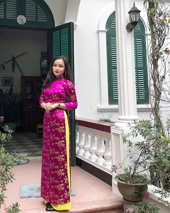 Phương Linh cũng rất chăm chỉ tham gia các hoạt động ngoại khóa, cô nàng từng là Chủ nhiệm CLB Âm nhạc của Trường THPT Việt Đức.