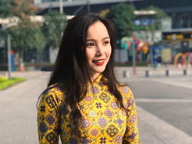 9X cũng cho biết, cô rất vinh hạnh khi được gặp trực tiếp và trao tặng hoa cho Tổng thống Mỹ Donald Trump khi ông đáp xuống sân bay Nội Bài vào buổi tối ngày 26/2 để dự Hội nghị Thượng đỉnh Mỹ - Triều cùng Lãnh đạo Triều Tiên Kim Jong-un.