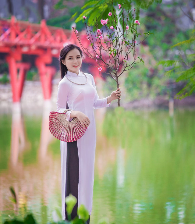 Đây không phải lần đầu tiên Phương Linh được tham gia vào các sự kiện mang tầm cỡ quốc tế . 9X từng làm lễ tân phục vụ cho Hội nghị WEF ASEAN diễn ra vào tháng 9 năm ngoái.