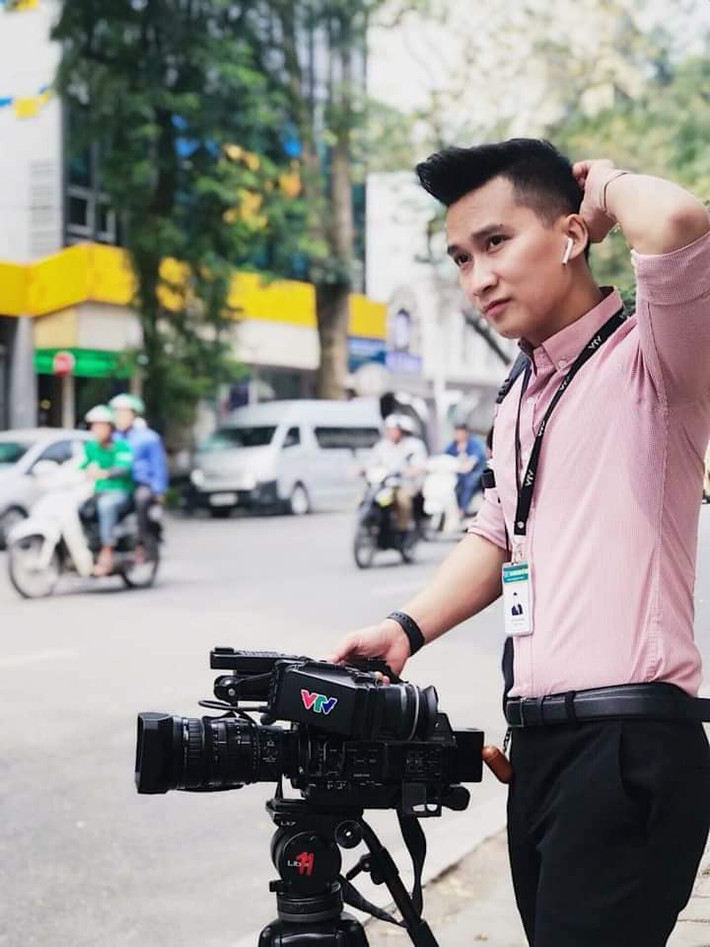 Trong bức ảnh được dân mạng chia sẻ, nam PV Việt Nam cũng cuốn hút, lịch lãm không kém khiến người xem trầm trồ và truy tìm danh tính.