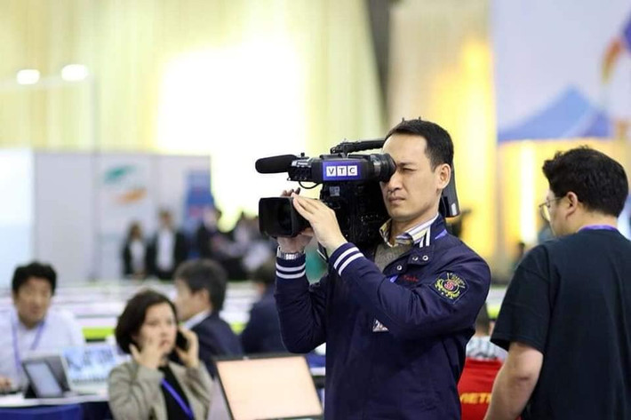 Rất nhiều cư dân mạng cho rằng, phóng viên nhà mình xét về ngoại hình, thần thái cũng chẳng kém cạnh gì so với các 'nam thần Hàn Quốc'.
