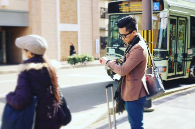 Theo thông tin từ CĐM, hình ảnh chàng trai được chia sẻ là MC Jacky Lê Minh công tác tại Đài truyền hình Việt Nam. Lê Minh là MC quen mặt của nhiều chương trình truyền hình.