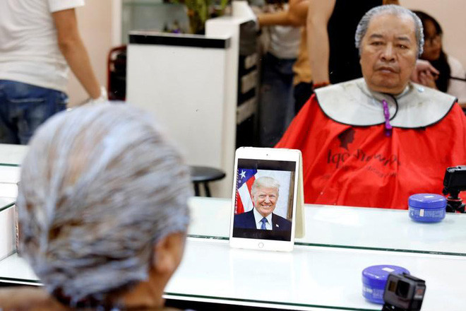 Nếu như nhiều bạn trẻ chọn kiểu tóc của ông Kim Jong Un vì dễ chăm sóc, hợp mốt thì kiểu tóc của TT Trump lại thu hút những khách hàng lớn tuổi hơn. (Ảnh: Reuter).