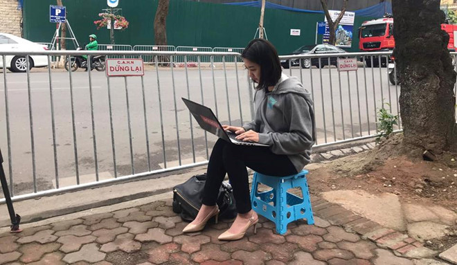 Cũng đến Hà Nội để đưa tin về hội nghị thượng đỉnh Mỹ - Triều, phóng viên Park Hee-jun của kênh truyền hình Arirang, Hàn Quốc bất ngờ nổi tiếng trong cộng đồng mạng Việt với hình ảnh khá giản dị.