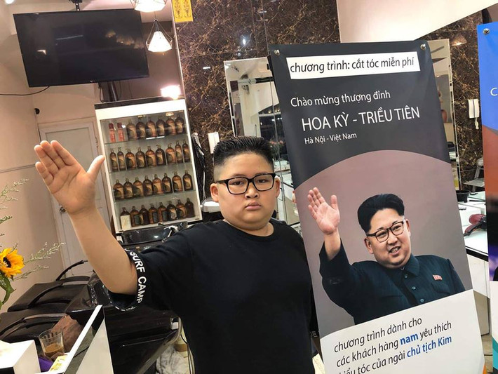 Gia Huy sau khi cắt tóc và được nhiều người gọi vui là "tiểu Kim", "tiểu Jong Un". Không chỉ có vậy, cậu bé này cũng dành nhiều tình cảm mến mộ với nhà lãnh đạo nổi tiếng của Triều Tiên. Cậu bé cho biết: "Cắt xong kiểu đầu này con cảm thấy rất vui khi mình rất giống với Chủ tịch của Triều Tiên".