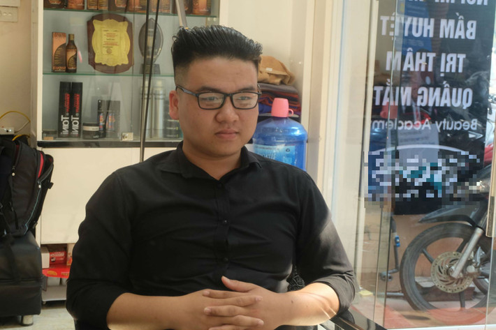 Anh Minh - một vị khách cắt tóc theo kiểu ông Kim Jong Un cho biết, lý do anh chọn kiểu tóc này bởi anh ái mộ vị lãnh đạo người Triều Tiên. Mặt khác, đây cũng là kiểu tóc under cut khá phổ biến, dễ chăm sóc.