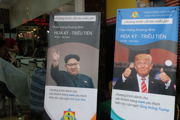 Nhân sự kiện cuộc gặp thượng đỉnh Mỹ - Triều giữa Tổng thống Donald Trump và nhà lãnh đạo Triều Tiên Kim Jong Un tại Hà Nội vào ngày 27-28/2, một salon tóc trên phố Đê La Thành (Hà Nội) đã tung ra chương trình cắt tóc miễn phí cho khách hàng nam với kiểu tóc giống ông Donald Trump và Kim Jong Un.