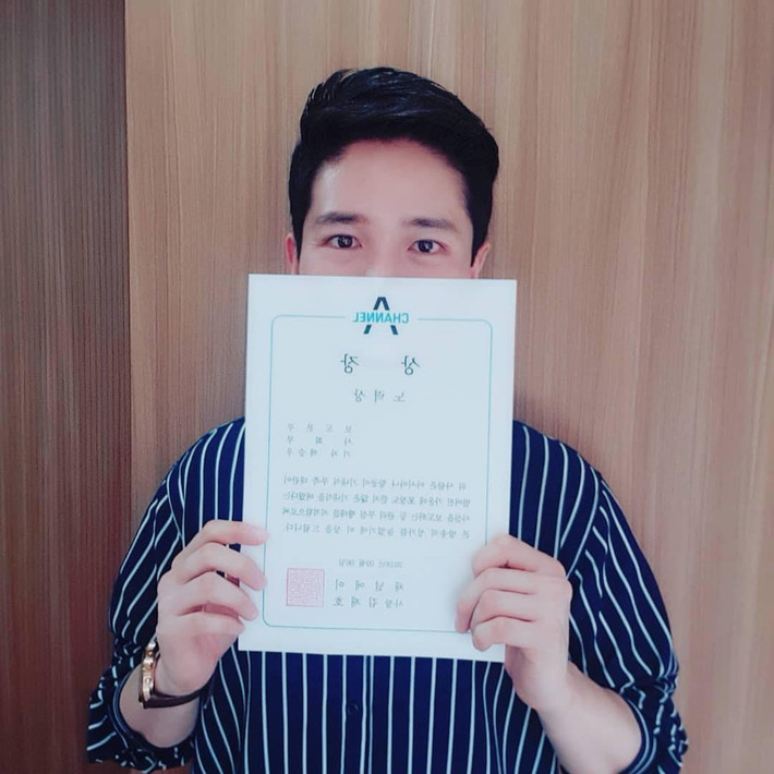 Theo thông tin được chàng trai công khai tại trang cá nhân, anh hiện sống tại Seoul, Hàn Quốc. Trước đây, Baek Seung-woo học tập tại ĐH Sogang.