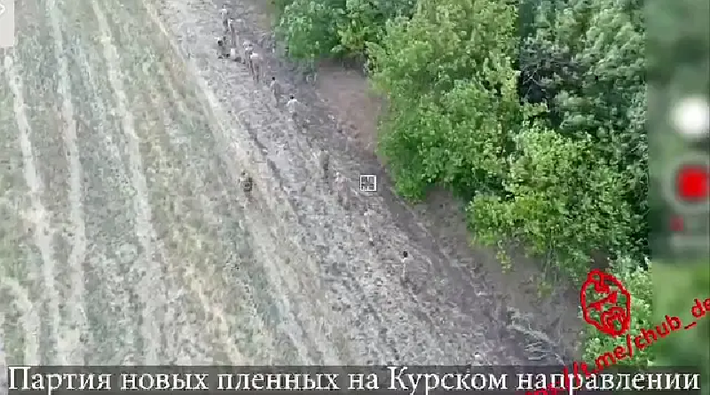 Ngoài số lượng lớn quân nhân, Quân đội Ukraine bắt đầu đầu hàng. Ngày 17/8, 24 binh sĩ thuộc Lữ đoàn cơ giới độc lập số 22 của Quân đội Ukraine đã đầu hàng Quân đội Nga gần làng Komarovka theo hướng Kursk. Máy bay không người lái cũng quay được video Quân đội Nga áp giải tù nhân. Ảnh: Top War.