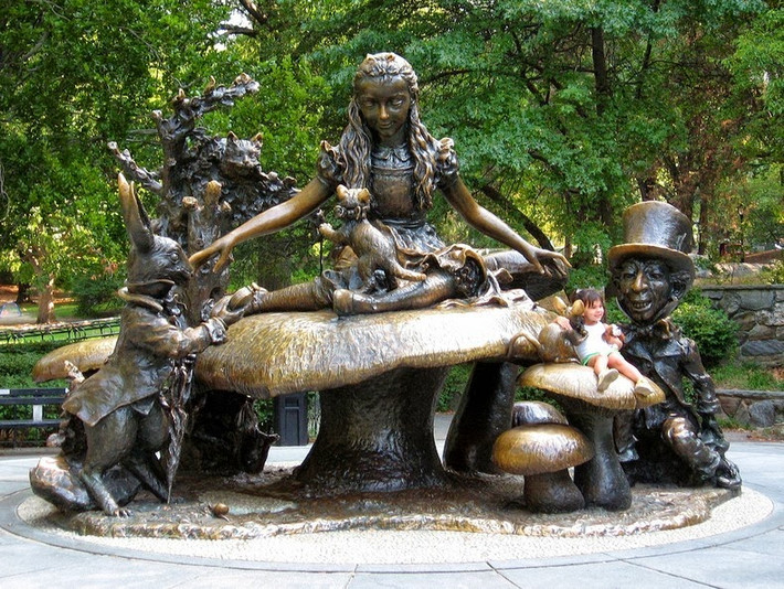 Có lẽ không bạn nhỏ nào không biết câu chuyện “Alice ở xứ sở thần tiên”.