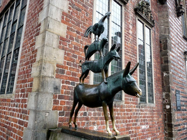 Các nhạc sĩ Thành Bremen lấy cảm hứng từ truyện của anh em nhà Grimm năm 1857, được hoàn thiện bằng đồng năm 1951 tại Bremen, Đức, gồm nhạc sĩ lừa, chó, mèo và gà trống.