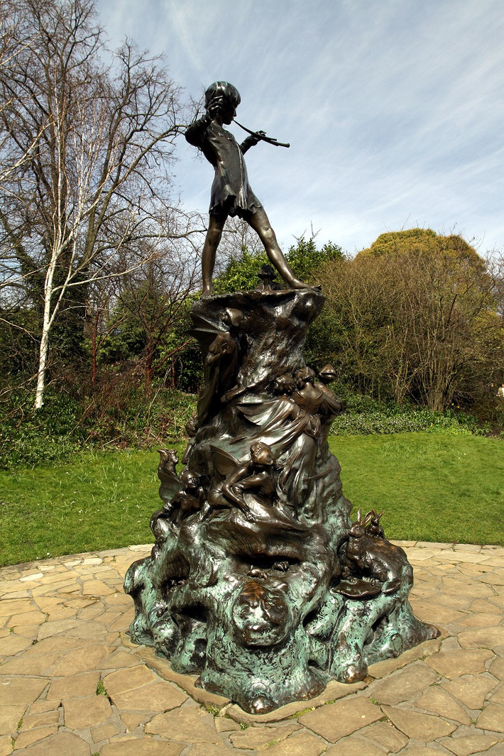 Tác giả của câu chuyện cổ tích Peter Pan, J.M. Barrie đã tự mình lựa chọn Vườn quốc gia Kensington (London, Anh) làm địa điểm đặt bức tượng này.