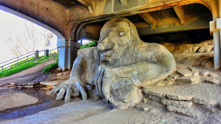 Fremont Troll (Seattle, Mỹ) là một tác phẩm điêu khắc cao tới 5,5m dựa trên câu chuyện cổ tích Scandinavian có tên Những chú dê Gruff.