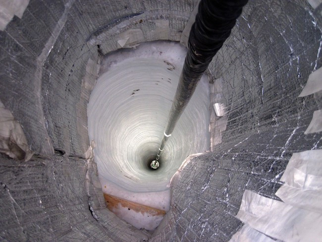 Đài quan sát Neutrino được đào tới độ sâu hơn 2,4km và sử dụng nhằm giúp các nhà nghiên cứu có thể quan sát các hạt neutrino với kính viễn vọng Nam cực. Neutrino là một loại hạt được cho là thần bí trong vũ trụ và có tốc độ gần bằng vận tốc ánh sáng.