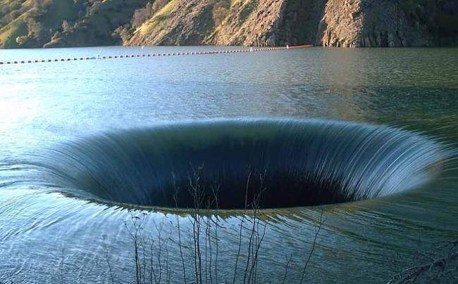 Hố Glory (Monticello Dam, California, Mỹ) được hình thành nhờ việc xây dựng một chiếc đập nhân tạo với độ sâu tới hơn 92m. Nó có thể “nuốt chửng” 48.000m3 nước mỗi giây.