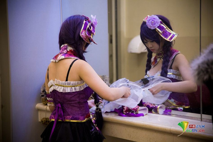 Yan làm công việc này không chỉ bởi thu nhập khá hấp dẫn mà còn bởi sự yêu thích cosplay. Hóa trang thành các nhân vật truyện tranh xinh đẹp và gợi cảm là đam mê của Yan. Khi một phóng viên hỏi Yan "có cảm thấy mệt mỏi về cuộc sống của một showgirl không?" Yan đã trả lời là "có". Hiện, cô làm việc hơn 12 tiếng mỗi ngày.