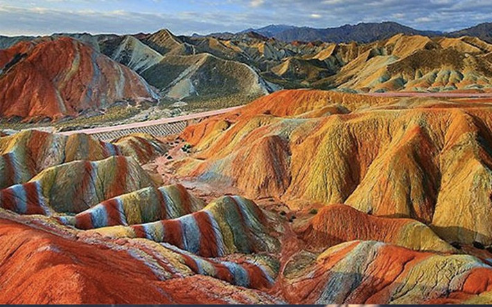 Bạn đừng nghĩ rằng đây là một bức tranh siêu thực, đó chính là quang cảnh có thực tại Danxia (Trung Quốc).