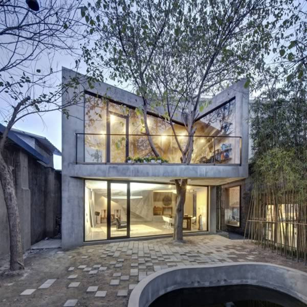 Đây là một nơi tuyệt vời được thiết kế bởi các kiến trúc sư Archi-Union ở Thượng Hải, Trung Quốc. Ngôi nhà này còn được gọi là Tea House, nó được làm bằng vật liệu tái chế và điểm nổi bật của kiến trúc này là khu vực ngoài trời với tầm nhìn tuyệt đẹp của cây thân gỗ đang phát triển thông ngay giữa ban công.