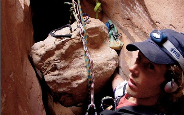 Tháng 5/ 2003, Aron Ralston bị một tảng đá nặng tới hơn 360kg rơi trúng người khi đang leo núi ở Utah và bị kẹt tay phải. Suốt 5 ngày, với rất ít thức ăn và nước, ông đã dùng các tảng đá để giải thoát cánh tay và cắt cả gân tay bằng một con dao cùn để sống sót.