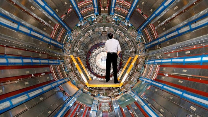 Năm 1978, khi đang làm việc với máy gia tốc hạt Synchrotron U-70, Anatoli Bugorski bị một chùm hạt của máy bắn xuyên qua đầu của mình nhưng lại không hề cảm thấy đau đớn. Tuy nhiên, da mặt của ông lại bị lột ra và sưng lên, tai trái gần như điếc và thường xuyên co giật.