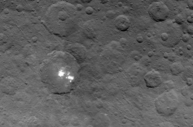 Tàu vũ trụ của NASA từng phát hiện những đốm sáng kỳ lạ trên bề mặt của tiểu hành tinh Ceres. Độ sáng của những đốm ánh sáng bí ẩn trên tiểu hành tinh Ceres khiến các nhà khoa học rất ngạc nhiên nhưng vẫn chưa lý giải được đó là gì.