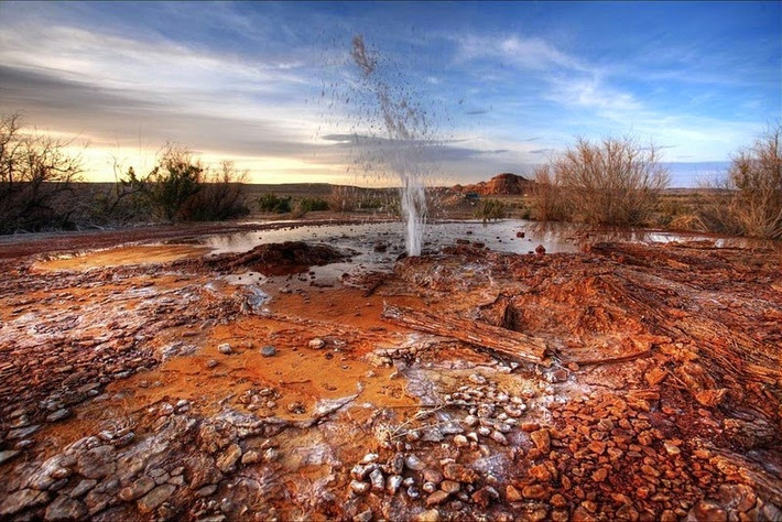 Mạch nước phun Chaffin Ranch (Mỹ) cũng được hình thành do kết quả của một mũi khoan. Cứ 2-4 giờ, mạch nước lại hoạt động một lần với chiều cao khoảng 5-10 mét trong 5-20 phút.