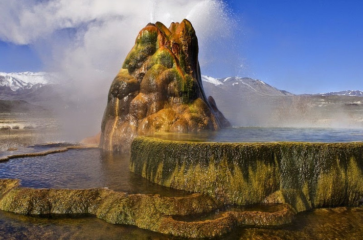 Fly Geyser nằm tại Washoe County, Nevada (Mỹ). Màu sắc rực rỡ của mạch nước phun này là do tảo ưa nhiệt tạo thành.