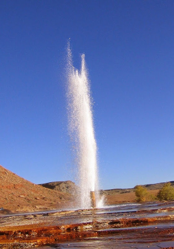 Không giống như các mạch phun nước nóng khác, Crystal Geyser lại phun nước lạnh, được tạo thành do sự tích tụ liên tục của khí carbon dioxide trong nước.