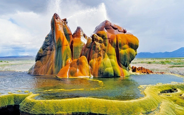 Fly Geyser, hay Fly Ranch Geyser, là một mạch nước phun bán nhân tạo. Năm 1964, các hoạt động khai thác nguồn năng lượng địa nhiệt tại nơi đây đã vô tình tạo ra Fly Geyser.