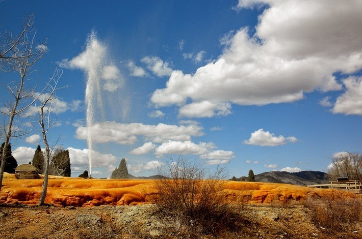 Mạch phun nước nhân tạo Soda Springs (Idaho, Mỹ) là mạch nước phun có thể điều khiển duy nhất trên thế giới, được phát hiện năm 1937 khi một người đàn ông địa phương khoan tìm nguồn nước nóng cho hồ bơi.