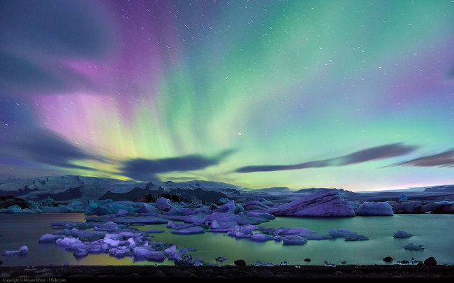 Bãi biển Jokulsarlon của Iceland khiến du khách choáng ngợp bởi quang cảnh diệu kỳ như cảnh quan ngoài hành tinh với những luồng sáng cực quang đẹp rực rỡ, độc nhất vô nhị.