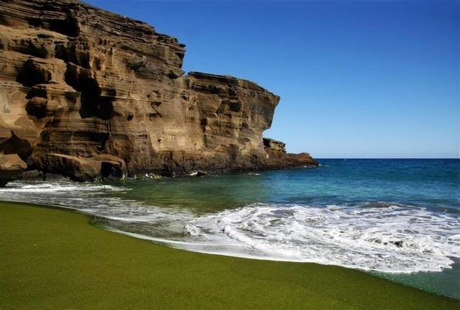 Bãi biển Papakolea, Hawaii (Mỹ) là một trong những bãi biển kỳ quái so với những bãi biển bình thường, nó được bao phủ bởi bãi cát màu xanh lá cây – tàn tích sau vụ phun trào núi lửa 49.000 năm trước.