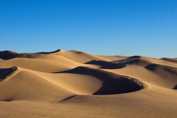 Từ sa mạc Gobi đến Thung lũng Chết, sa mạc Sahara và Chile, có tới 30 điểm có những cồn cát biết hát, tạo thành những âm thanh hết sức kỳ lạ.