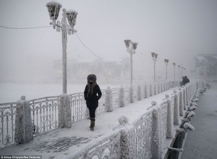 Năm 1933, thị trấn Oymyakon (Nga), cách Bắc Cực vài trăm km là nơi lạnh nhất trên Trái đất khi nhiệt độ giảm xuống đến -67 độ C. Thời tiết này khiến người dân không dám tắt máy ô tô và luôn đốt lửa sưởi ấm.