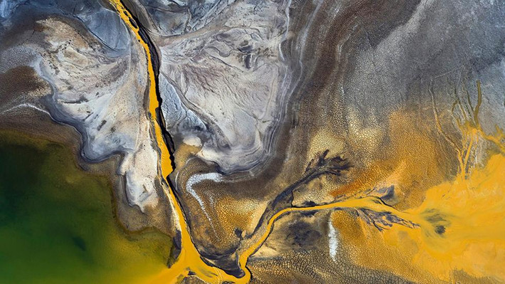 Tác phẩm mang tên “Toxic Beauty” trong bộ ảnh của Kacper Kowalski.