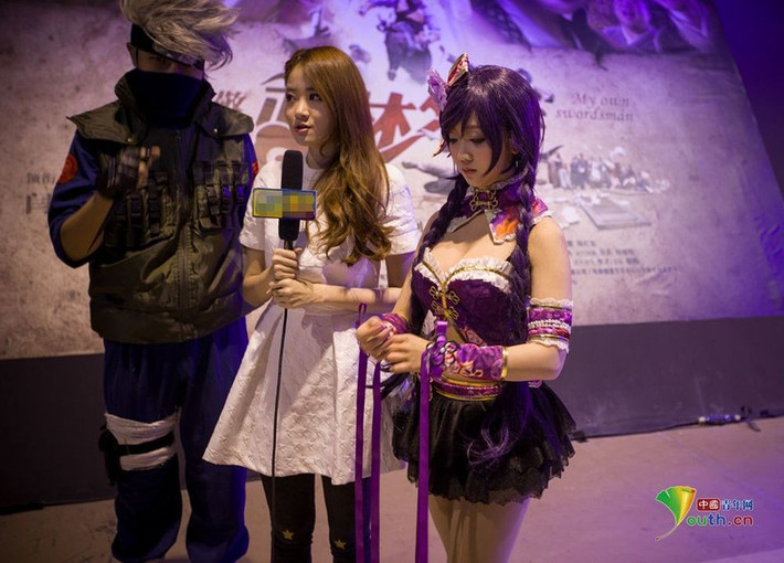 Tenchu Yan, một showgirl 9x luôn gây được ấn tượng tốt trong các hội chợ Comic Con (Hội chợ truyện tranh, game, hoạt hình). Người ta thường bắt gặp Yan mặc quần áo đẹp, cosplay các nhân vật đang được yêu thích, luôn mỉm cười và nhiệt hình hướng dẫn. Tuy nhiên, công việc tưởng chừng như nhàn nhã, chỉ cần ăn mặc đẹp này lại khá mệt mỏi và áp lực.