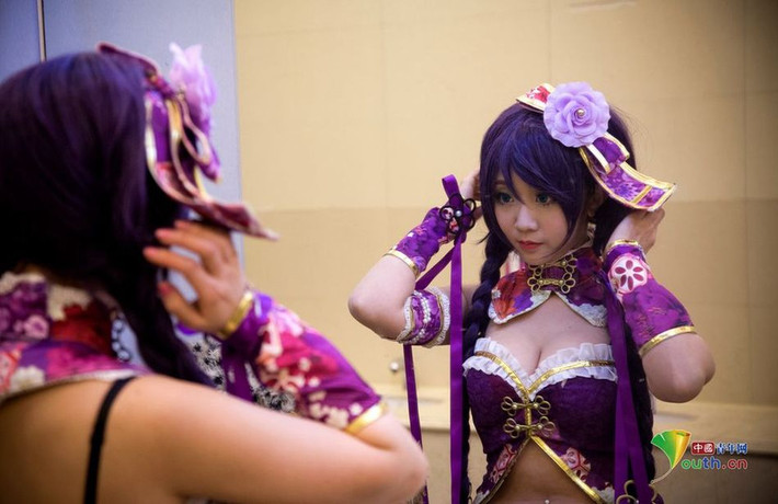 Yan đang sửa soạn bộ trang phục cosplay của mình