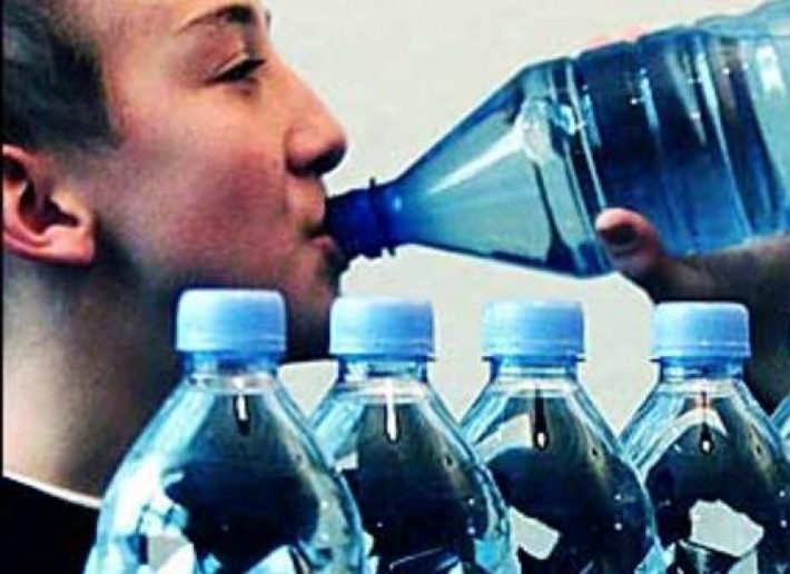 Uống quá nhiều nước và uống quá nhanh có thể dẫn đến ngộ độc nước – là khi nước làm loãng lượng natri trong máu, gây ra sự mất cân bằng nước trong não. Nhiễm độc nước có triệu chứng tương tự như nhiễm độc rượu: buồn nôn, đầu óc choáng váng, và chóng mặt.