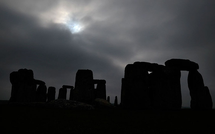 Khoảnh khắc khi những đám mây đen kéo qua Stonehenge, để lộ ra hiện tượng nhật thực toàn phần đang xảy ra trên bầu trời.