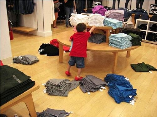 Dường như rất tức giận vì bị lôi kéo đi mua sắm, cậu bé hung hăng phá rối!