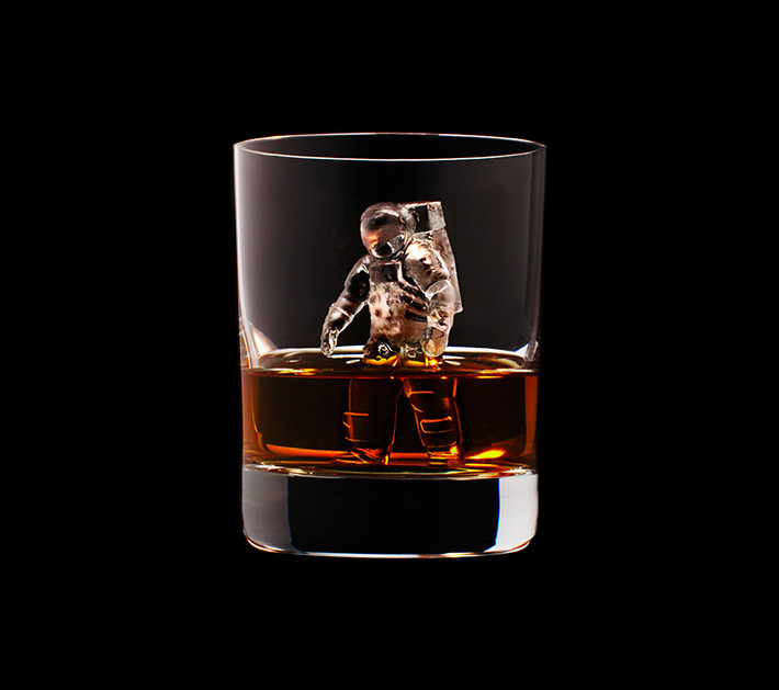 Phi hành gia vũ trụ “thám hiểm” trong ly rượu whisky.